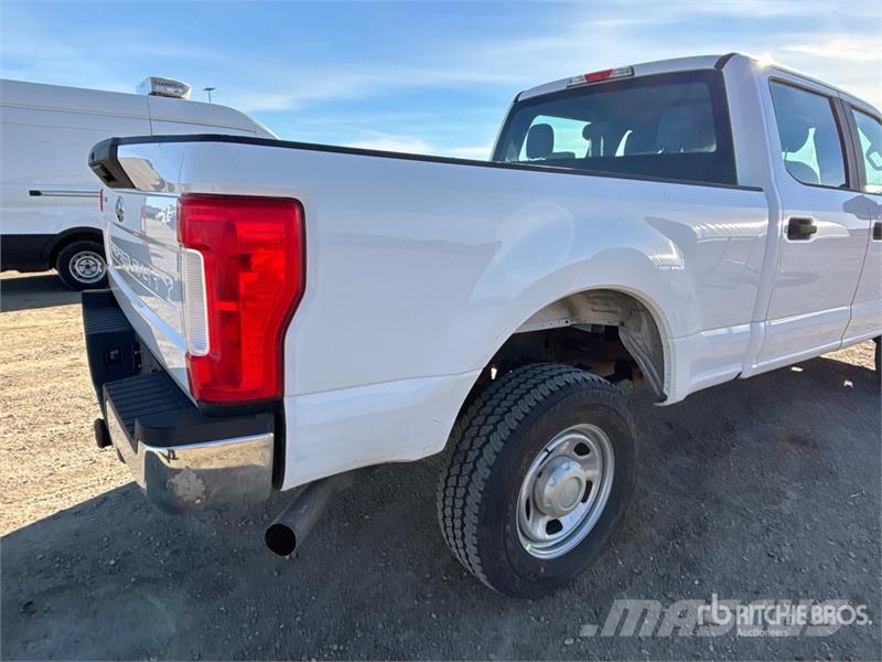 Ford F-350 XL 4x4 Crew Cab Pickup Muu