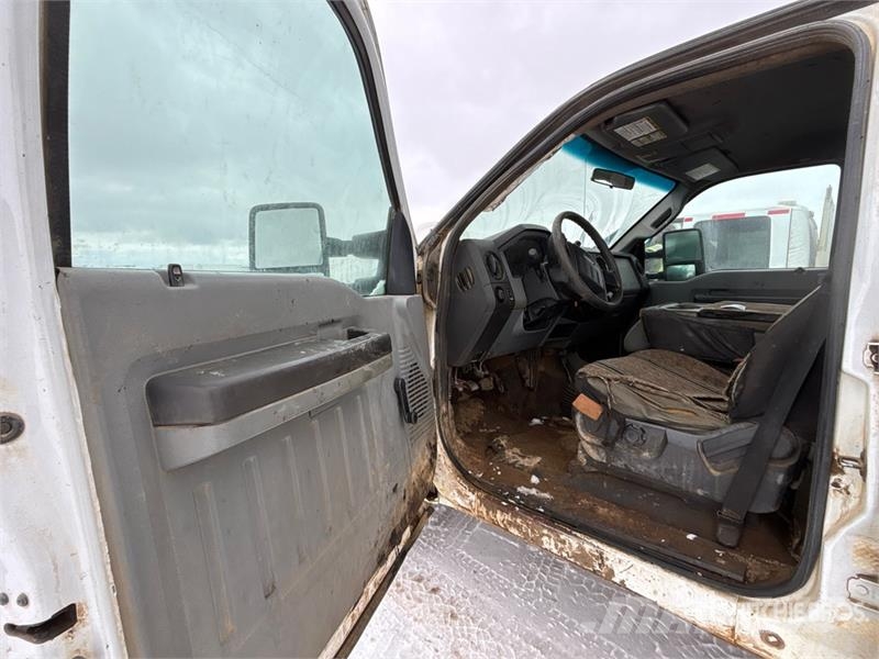 Ford F-350 XL 4x4 Crew Cab Pickup Ostalo