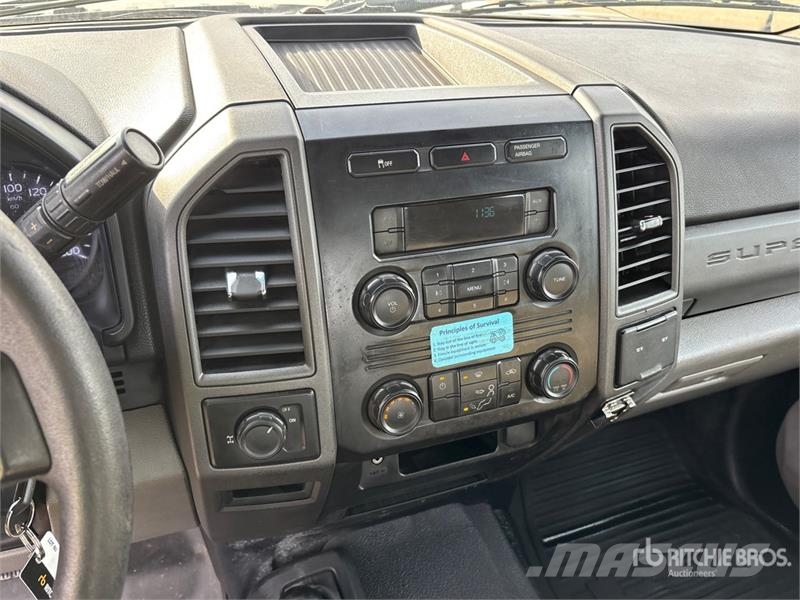 Ford F-350 XL 4x4 Crew Cab Pickup Muu