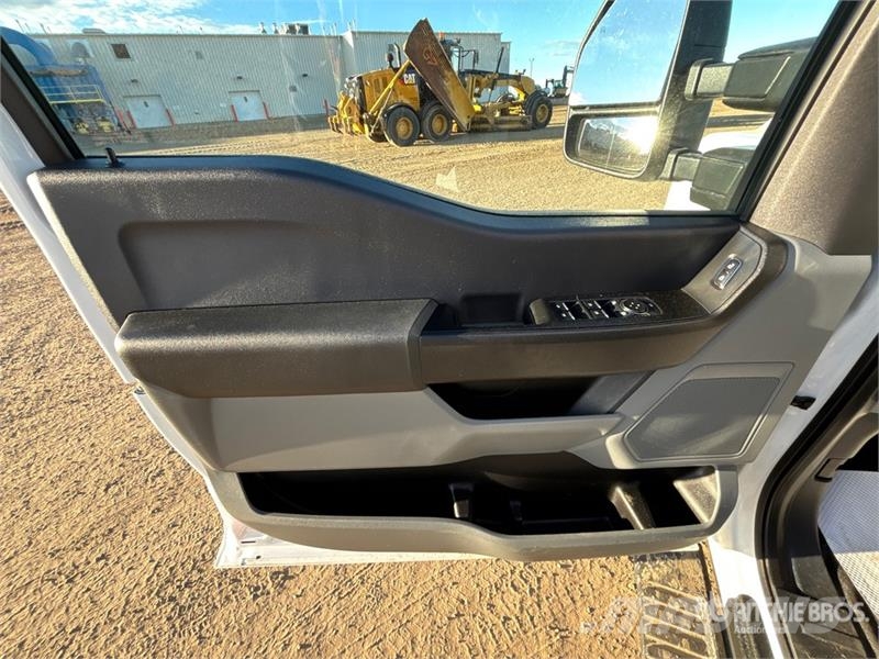 Ford F-350 XL 4x4 Crew Cab Pickup Other