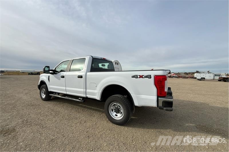 Ford F-350 XL 4x4 Crew Cab Pickup Muu