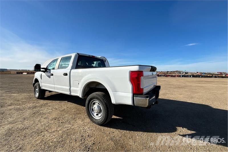Ford F-350 XL 4x4 Crew Cab Pickup Muu