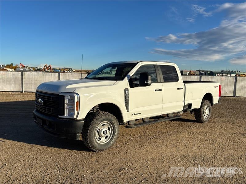 Ford F-350 XL 4x4 Crew Cab Pickup Other