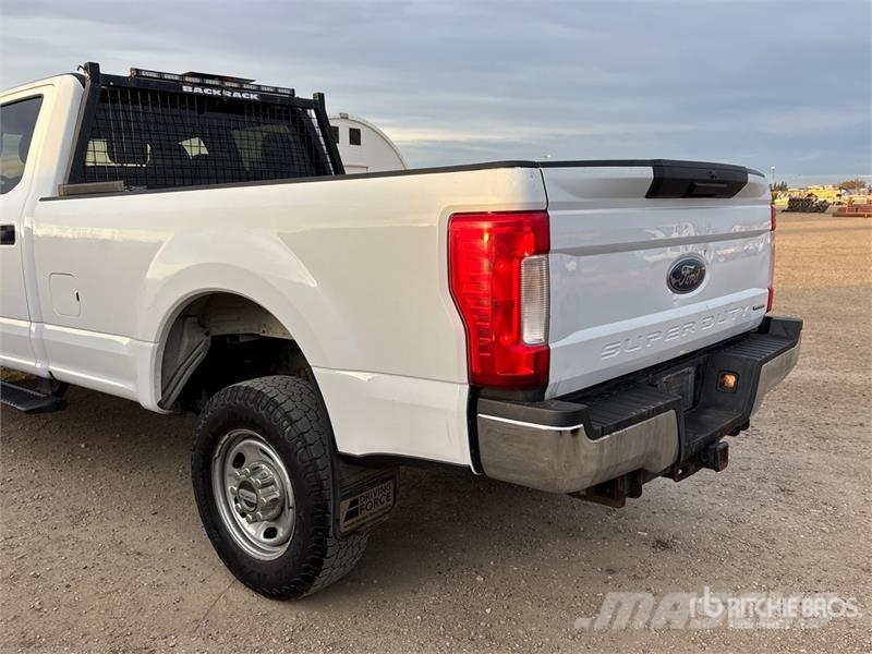 Ford F-350 XL 4x4 Crew Cab Pickup Kita