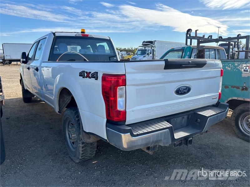 Ford F-350 XL 4x4 Crew Cab Pickup Drugi