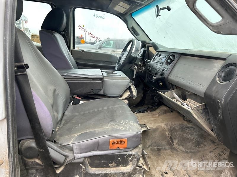 Ford F-350 XL 4x4 Crew Cab Pickup (Inoperable) Egyéb