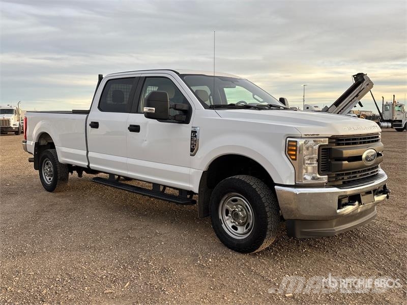 Ford F-350 XL 4x4 Crew Cab Pickup Kita
