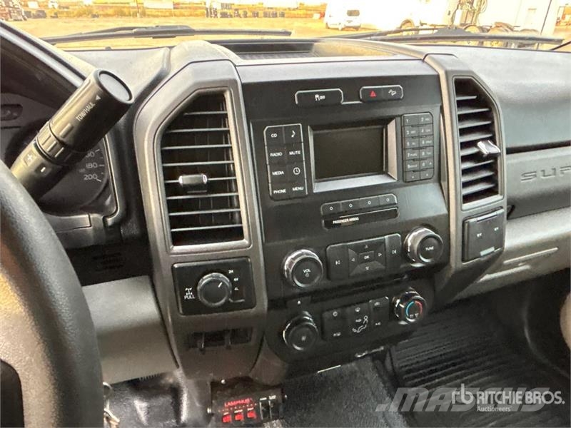 Ford F-350 XL 4x4 Crew Cab Pickup Kita