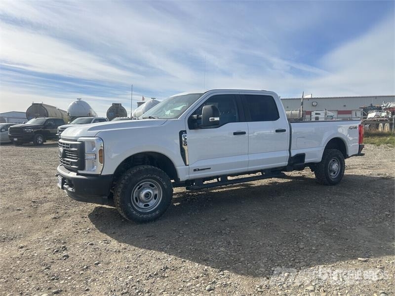 Ford F-350 XL 4x4 Crew Cab Pickup Other