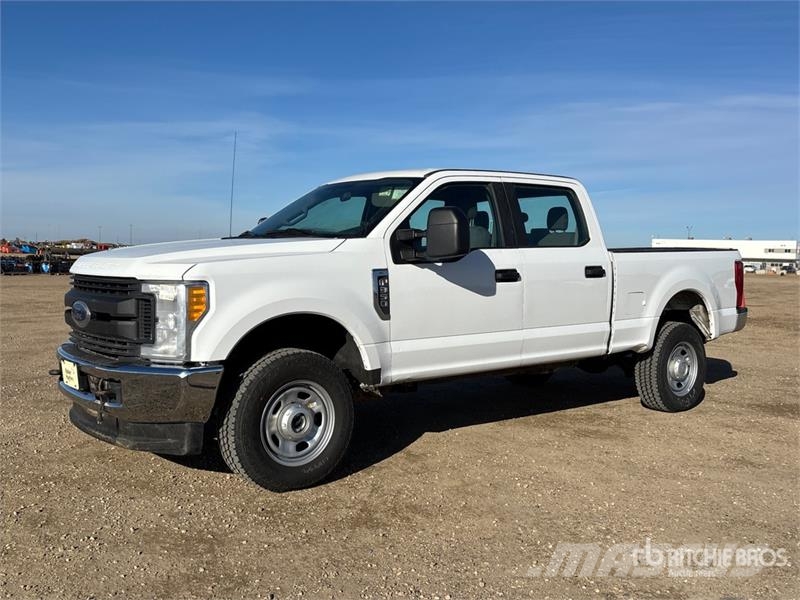 Ford F-350 XL 4x4 Crew Cab Pickup Muu