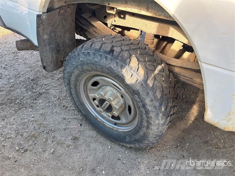 Ford F-350 XL 4x4 Crew Cab Pickup Drugi