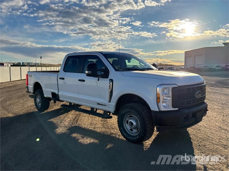 Ford F-350 XL 4x4 Crew Cab Pickup Other