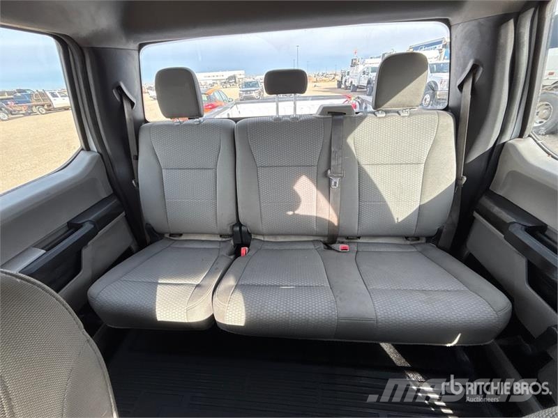 Ford F-350 XL 4x4 Crew Cab Pickup Muu
