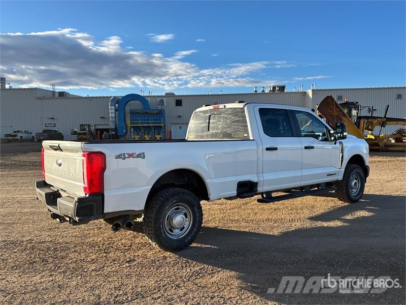 Ford F-350 XL 4x4 Crew Cab Pickup Other