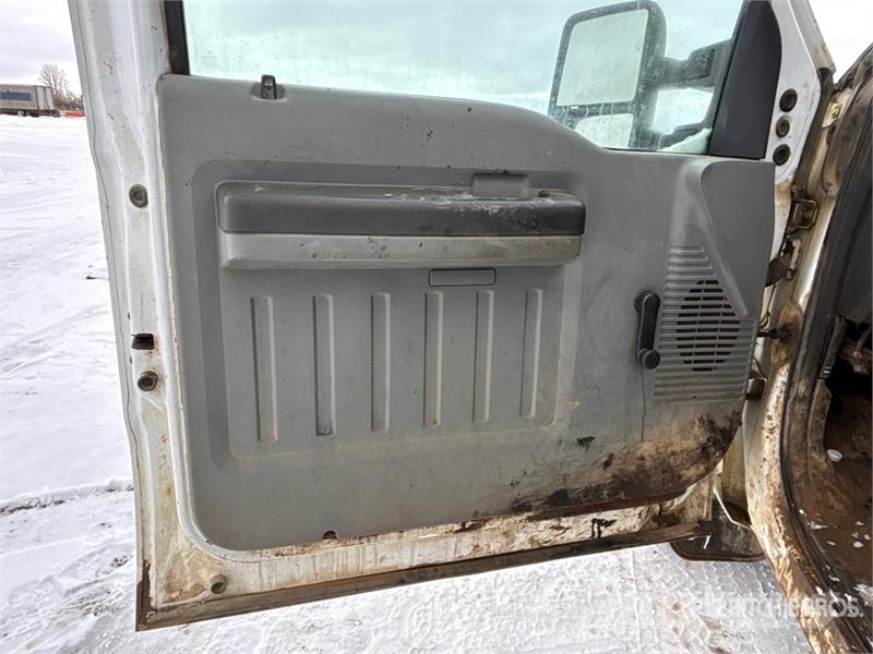 Ford F-350 XL 4x4 Crew Cab Pickup Ostalo