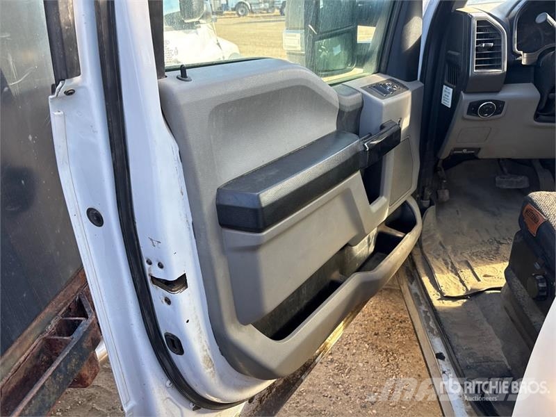 Ford F-350 XL 4x4 Crew Cab Pickup Drugi
