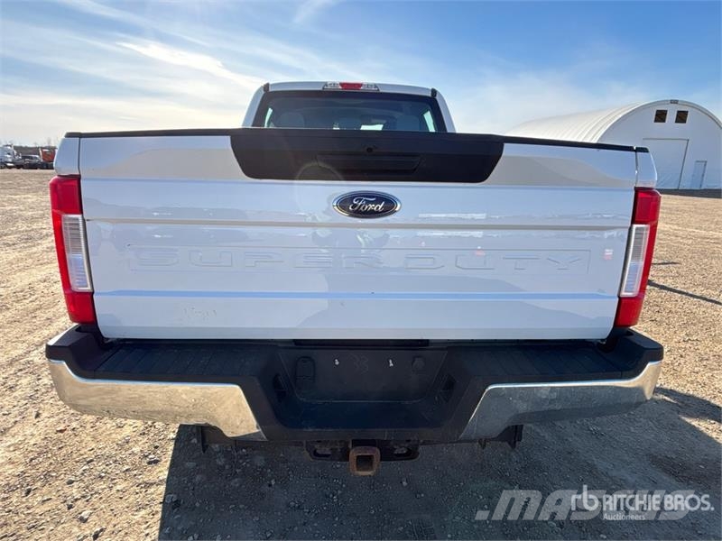 Ford F-350 XL 4x4 Crew Cab Pickup Muu