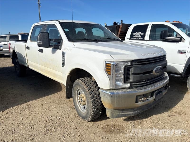 Ford F-350 XL 4x4 Crew Cab Pickup Drugi
