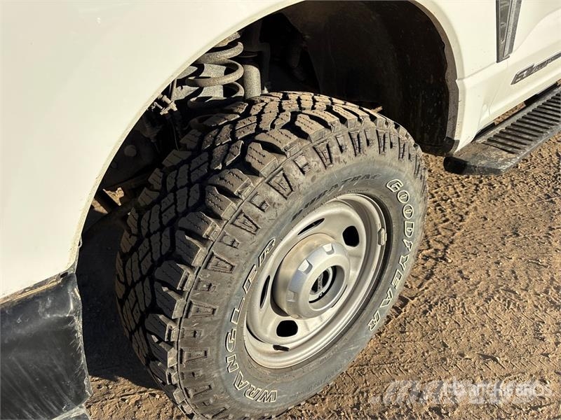 Ford F-350 XL 4x4 Crew Cab Pickup Other