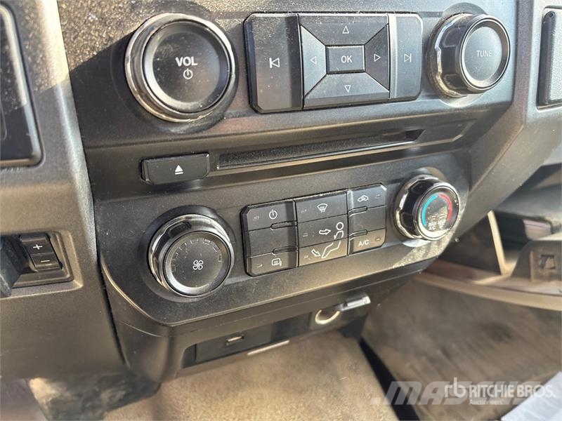 Ford F-350 XL 4x4 Crew Cab Pickup Drugi