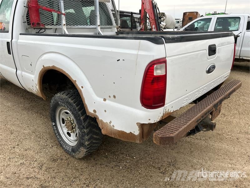 Ford F-350 XL 4x4 Crew Cab Pickup (Inoperable) Egyéb