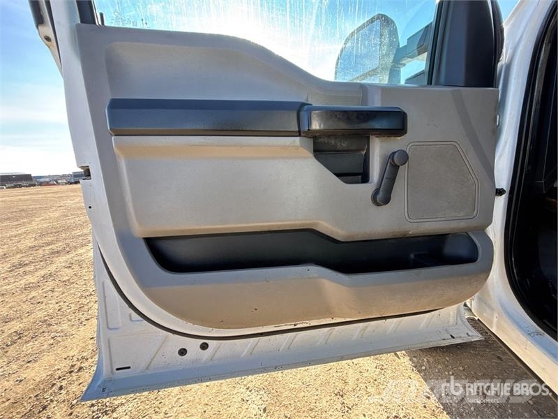 Ford F-350 XL 4x4 Crew Cab Pickup Muu