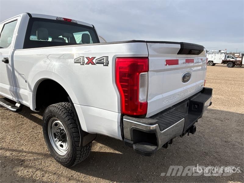 Ford F-350 XL 4x4 Crew Cab Pickup Muu