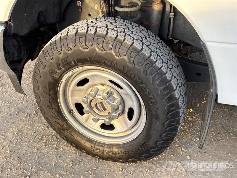 Ford F-350 XL 4x4 Crew Cab Pickup Kita