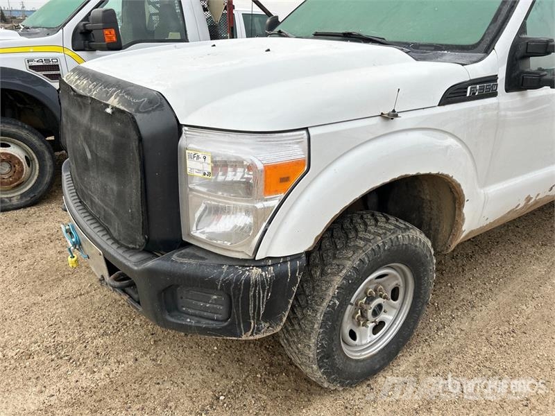 Ford F-350 XL 4x4 Crew Cab Pickup (Inoperable) Egyéb