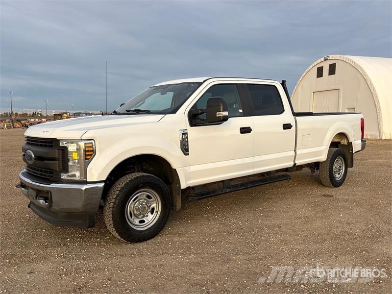 Ford F-350 XL 4x4 Crew Cab Pickup Kita