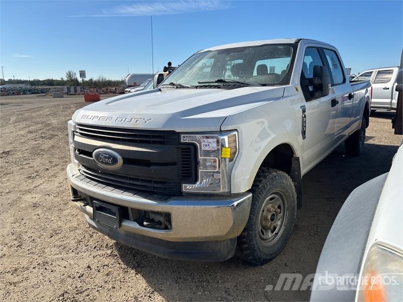 Ford F-350 XL 4x4 Crew Cab Pickup Drugi