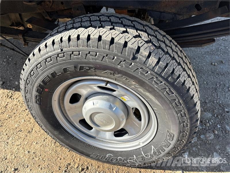 Ford F-350 XL 4x4 Crew Cab Pickup Muu