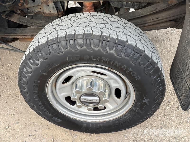 Ford F-350 XL 4x4 Crew Cab Pickup Kita
