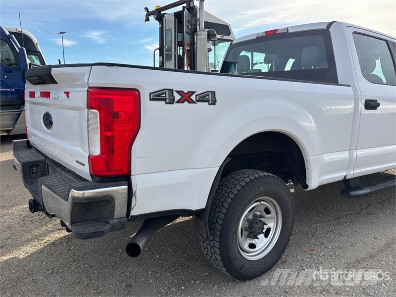 Ford F-350 XL 4x4 Crew Cab Pickup Muu