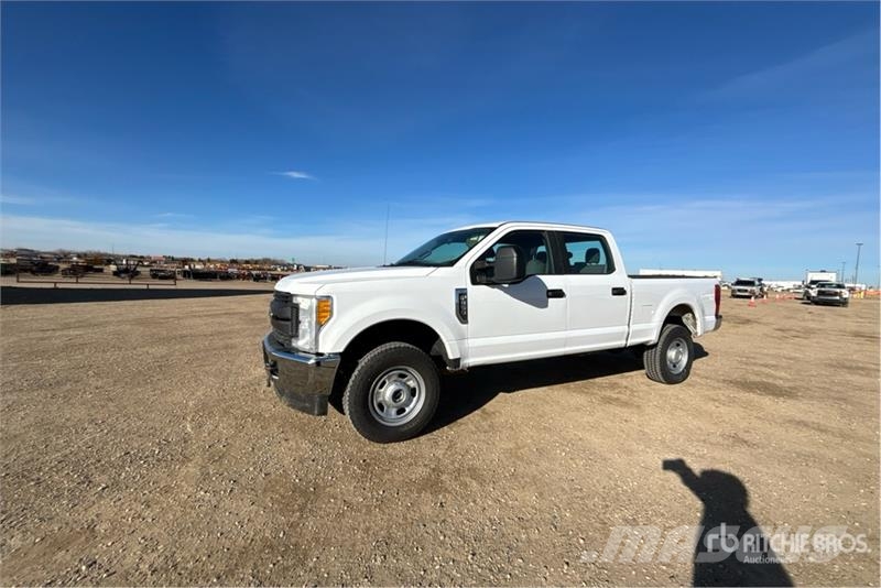 Ford F-350 XL 4x4 Crew Cab Pickup Muu