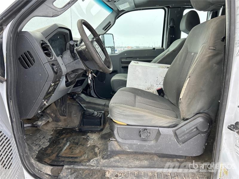 Ford F-350 XL 4x4 Extended Cab Utility Truck Pickup/Sideaflæsning