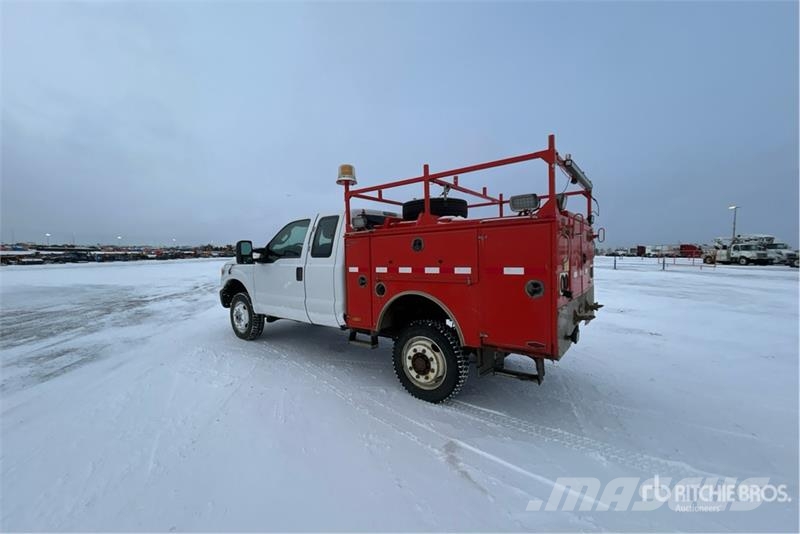 Ford F-350 XL 4x4 Extended Cab Utility Truck Pickup/Sideaflæsning