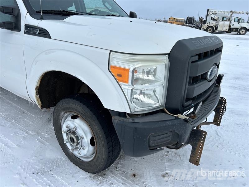 Ford F-350 XL 4x4 Extended Cab Utility Truck Pickup/Sideaflæsning