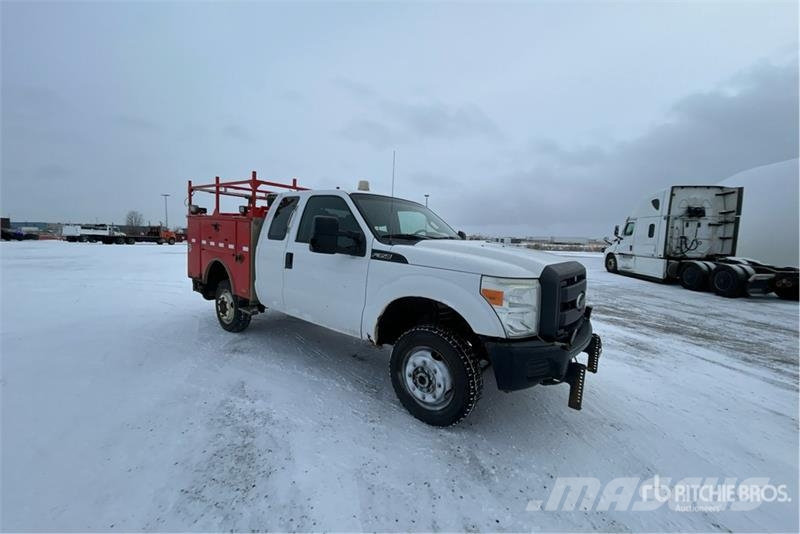 Ford F-350 XL 4x4 Extended Cab Utility Truck Pickup/Sideaflæsning