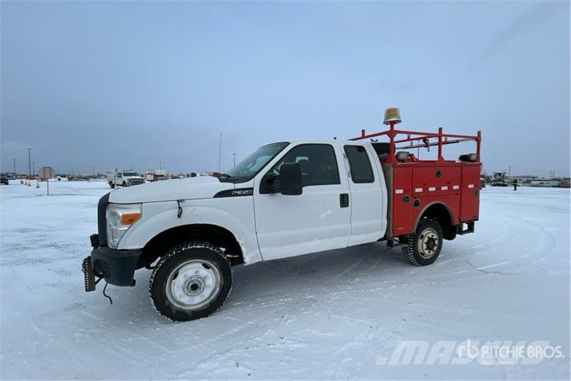 Ford F-350 XL 4x4 Extended Cab Utility Truck Pickup/Sideaflæsning