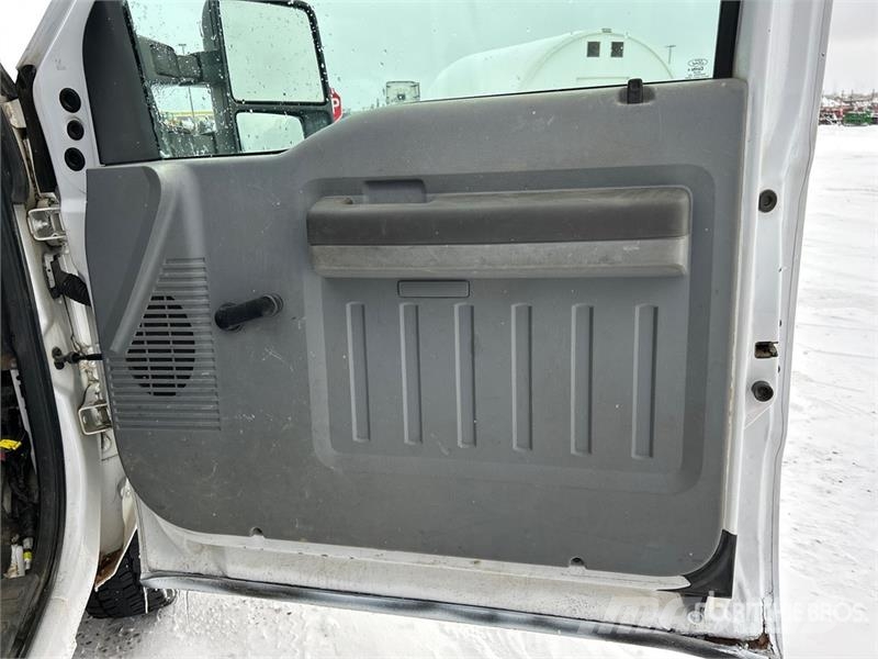 Ford F-350 XL 4x4 Extended Cab Utility Truck Pickup/Sideaflæsning