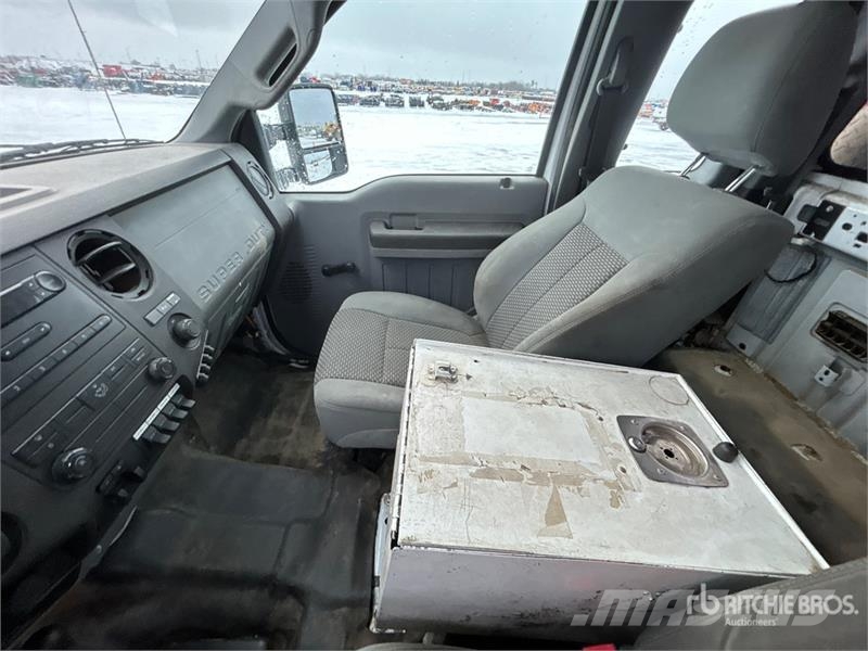 Ford F-350 XL 4x4 Extended Cab Utility Truck Pickup/Sideaflæsning