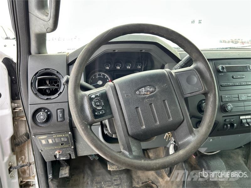 Ford F-350 XL 4x4 Extended Cab Utility Truck Pickup/Sideaflæsning