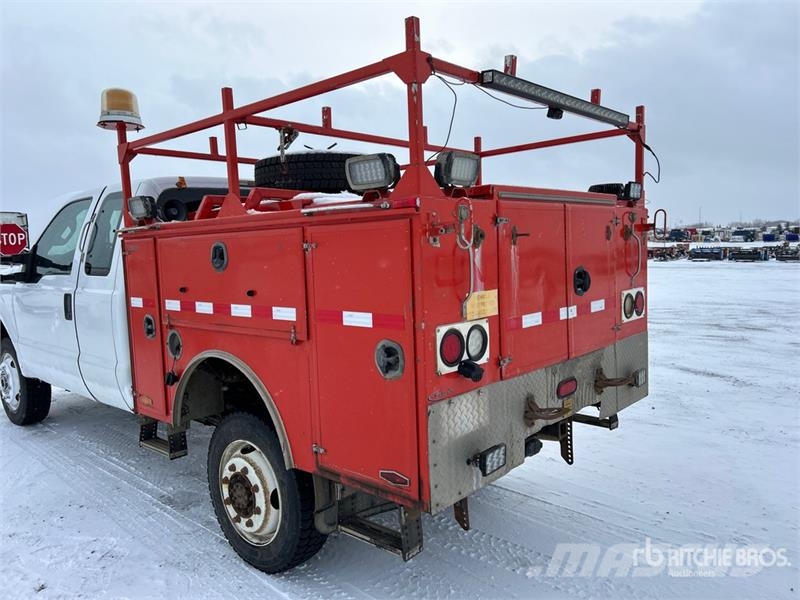 Ford F-350 XL 4x4 Extended Cab Utility Truck Pickup/Sideaflæsning
