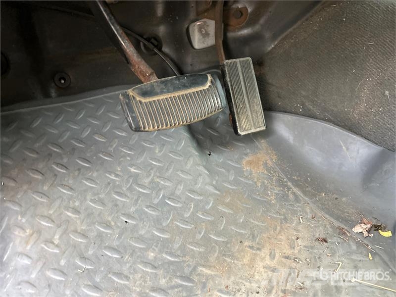 Ford F-350 XLT 4x2 Utility Truck (Inoperable) Pik up kamioni