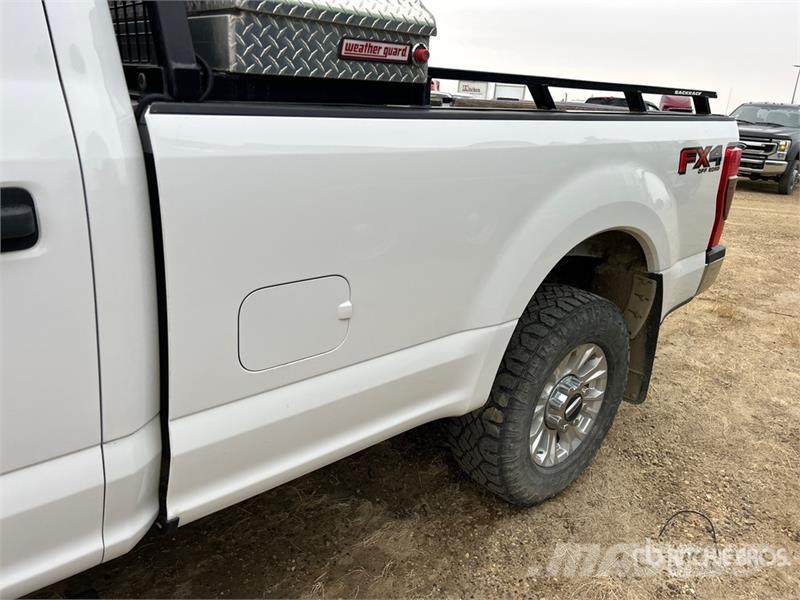 Ford F-350 XLT 4x4 Crew Cab Pickup أخرى