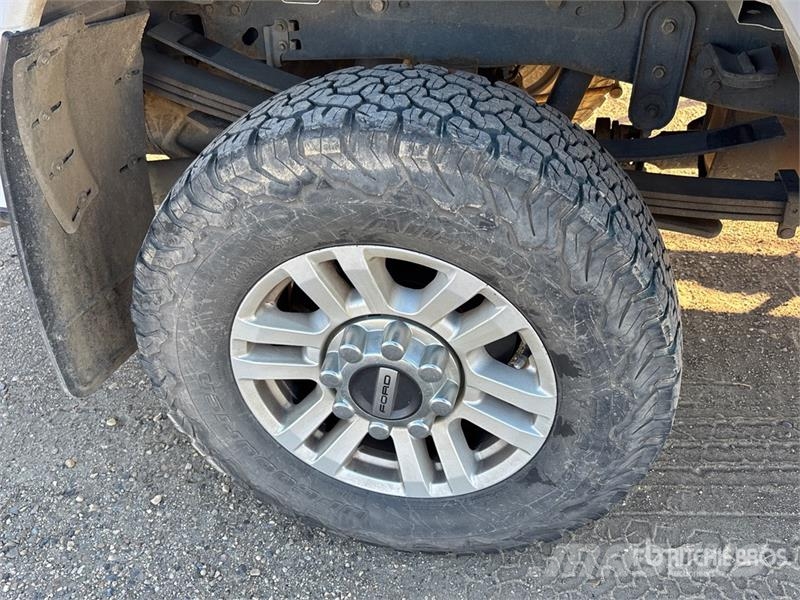 Ford F-350 XLT 4x4 Crew Cab Pickup Ostalo