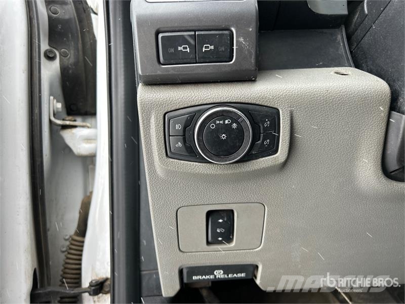 Ford F-350 XLT 4x4 Crew Cab Pickup Ostalo