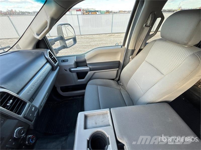 Ford F-350 XLT 4x4 Crew Cab Pickup Other