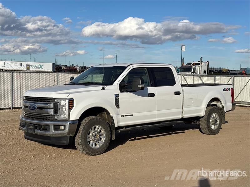 Ford F-350 XLT 4x4 Crew Cab Pickup Other